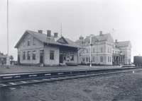 Fjugesta stationshus och järnvägshotell 1900. - klicka för att förstora