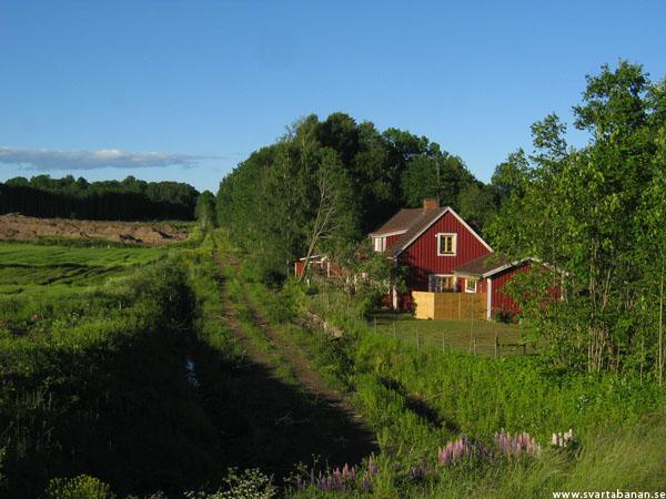 Västra Via banvaktstuga och bygget av nya E18 den 25 juni 2005. - klicka för att stänga rutan