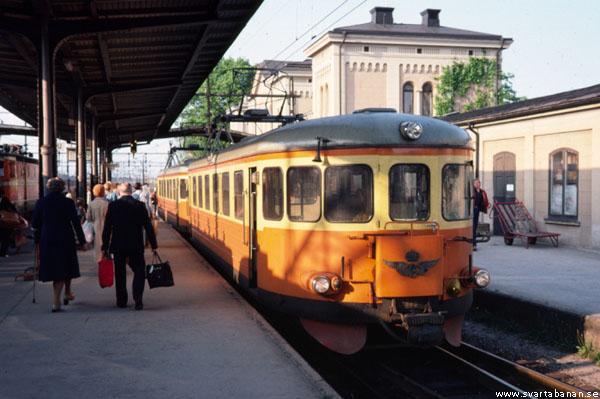 Elmotorvagnarna X16 980 och 981 på Örebro C den 29 maj 1981. - klicka för att stänga rutan