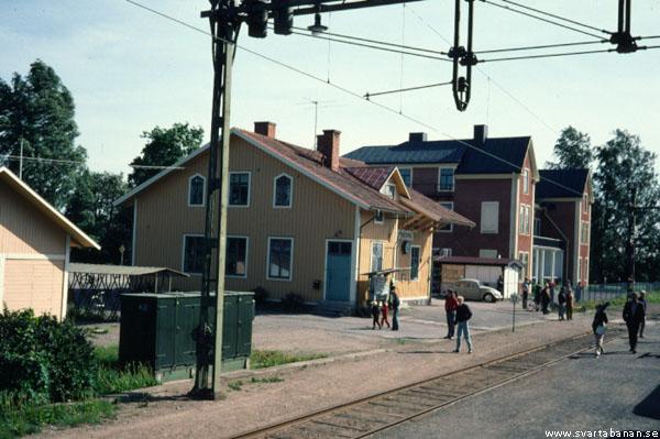 Fjugesta stationshus den 11 juni 1981. - klicka för att stänga rutan