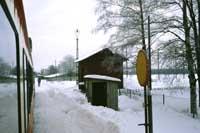 Gräveby hållplatskur, godsmagasin och påstigningstavla den 16 februari 1985. © Göran Bæckström