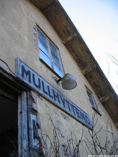 Mullhyttemo stationshus med två namnskyltar den 11 november 2004. - klicka för att stänga rutan