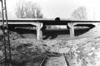Landsvägsbron vid Västra Via sedd från järnvägen omkring 1988. - klicka för att förstora