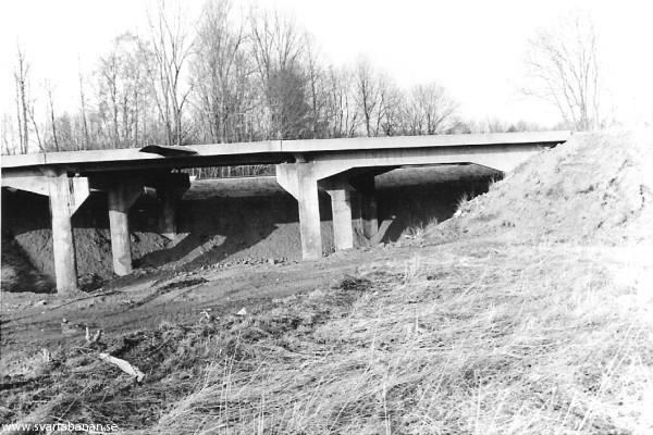 Landsvägsbron vid Västra Via sedd från järnvägen omkring 1988. - klicka för att stänga rutan