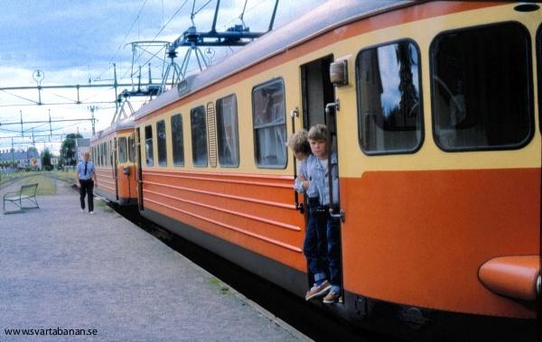 Två elmotorvagnar i Fjugesta sommaren 1984. - klicka för att stänga rutan