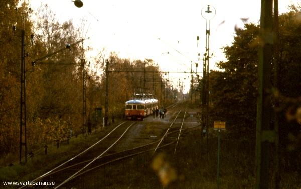 Tåg 3067 i Latorpsbruk den 11 oktober 1984. - klicka för att stänga rutan