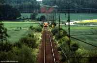 Tåg 3066 närmar sig Östertysslinge den 28 juni 1985. © Ingemar Juhlin