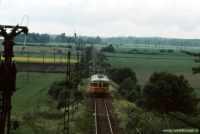 Tåg 3066 lämnar Östertysslinge den 28 juni 1985. © Ingemar Juhlin