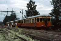 Tåg 3067 har stannat i Latorpsbruk den 28 juni 1985. © Ingemar Juhlin