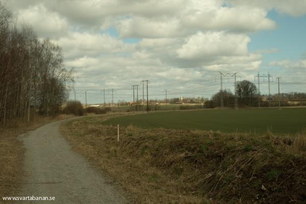 Banvallen och kurvan ut från Latorpsbruk mot Östertysslinge den 5 april 2008. - klicka för att stänga rutan