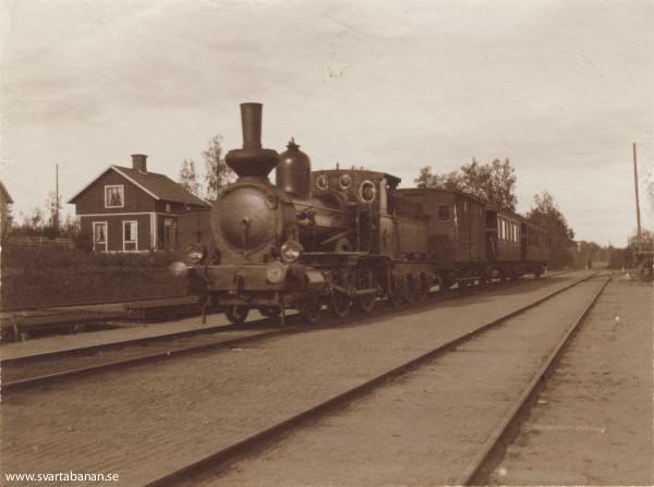 Ångloksdraget tåg i Fjugesta efter år 1904. - klicka för att stänga rutan