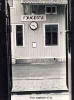 Fjugesta stationshus sett från en personvagn 1978 mfÖrSJs samling, SJ Fotoklubb