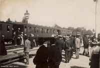 Tåg på Fjugesta station omkring 1902. - klicka för att förstora