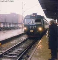Elmotorvagn X10 3127 och 3117 på Örebro C den 23 mars 1985. Sune Eriksson