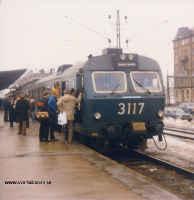 Elmotorvagn X10 3117 och 3127 på Örebro C den 23 mars 1985. Sune Eriksson