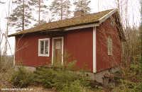 Huset som anges vara byggt av material från Berga banvaktstuga den 26 mars 2015. Rasmus Axelsson