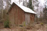 Uthuset vid det hus som anges vara byggt av material från Berga banvaktstuga den 26 mars 2015 Rasmus Axelsson