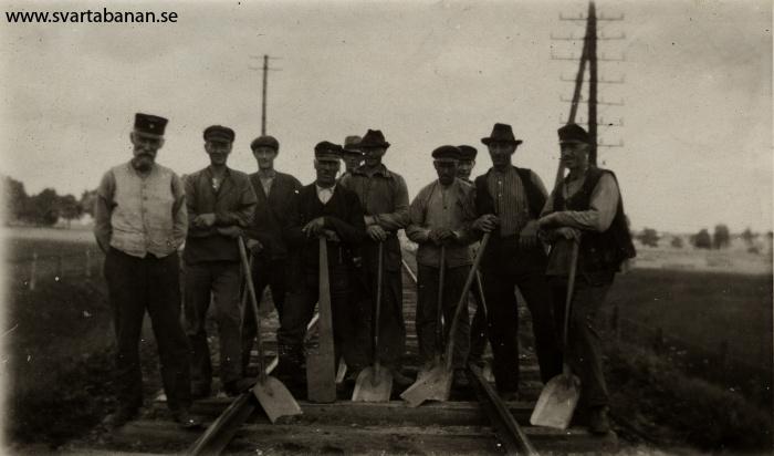 Ett arbetslag på Svartåbanan 1927. - klicka för att stänga rutan
