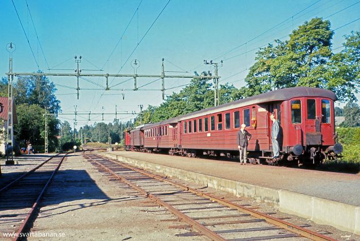 Tåg 775 vid plattformen i Mullhyttemo den 3 augusti 1964. - klicka för att stänga rutan