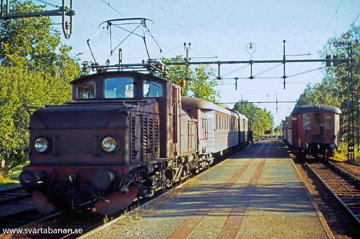 Tåg 4063 och 4062 vid plattformen i Latorpsbruk den 4 september 1972. - klicka för att stänga rutan