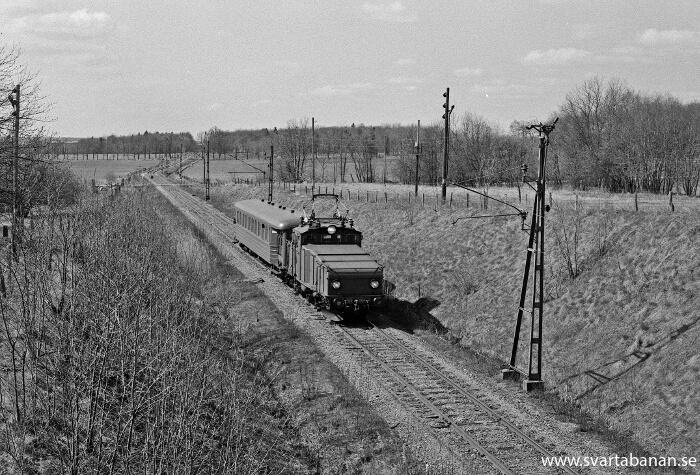 Ett mycket kort loktåg på väg under vägbron under E18 vid Västra via mellan Lannabruk och Vintrosa den 10 maj 1978. - klicka för att stänga rutan