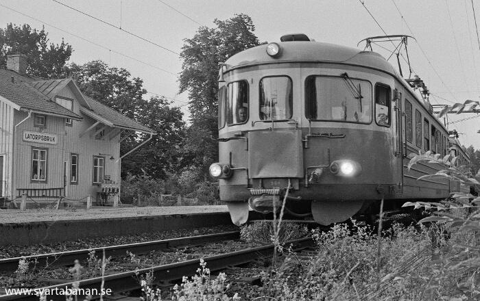 Två elmotorvagnar av littera X16 eller X17 i Latorpsbruk på väg mot Fjugesta vid mitten av 1980-talet. - klicka för att stänga rutan