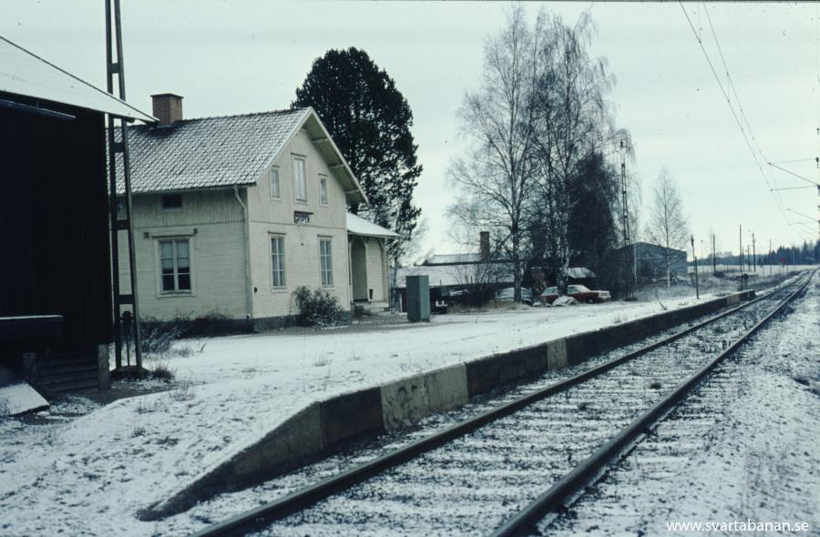 Gropens plattform och stationshus våren 1972.  - klicka för att stänga rutan