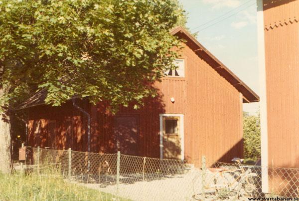 Fjugesta banmästarbostads uthus i augusti 1969. - klicka för att stänga rutan
