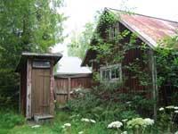 Hemsjöns banvaktstugas dass och uthus den 12 augusti 2004. Rasmus Axelsson