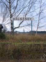 Hållplatsskylten vid Bälsåsby den 11 november 2004. - klicka för att förstora