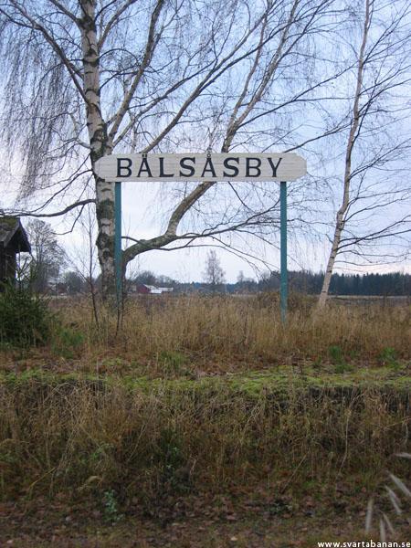 Hållplatsskylten vid Bälsåsby den 11 november 2004. - klicka för att stänga rutan