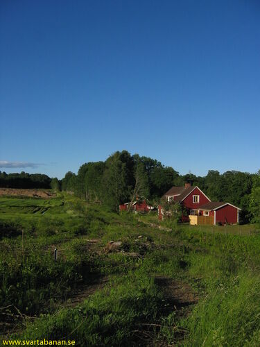 Västra Via banvaktstuga och bygget av nya E18 den 25 juni 2005. - klicka för att förstora