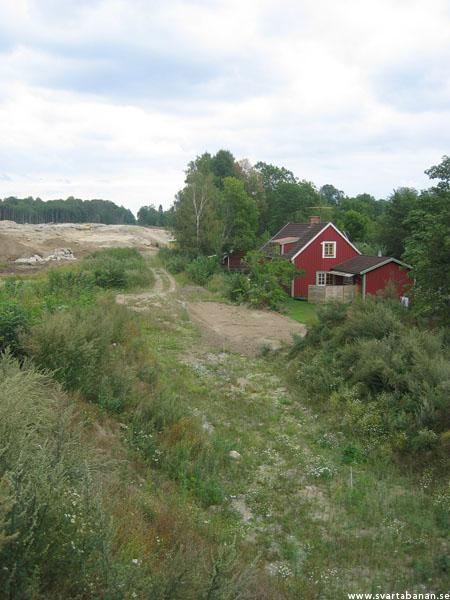 Västra Via banvaktstuga och bygget av nya E18 den 13 augusti 2006. - klicka för att stänga rutan