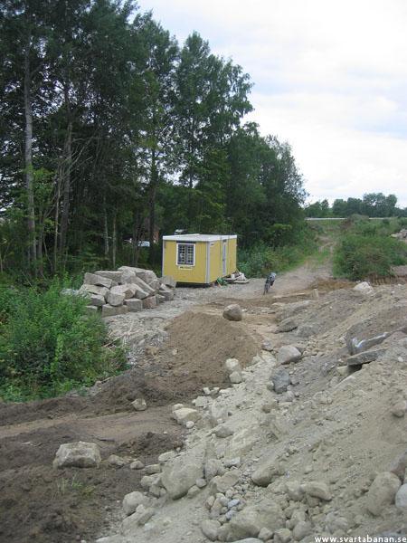 Huggna stenar från två trummor för en bäck mellan Västra Via och Vintrosa den 13 augusti 2006. - klicka för att stänga rutan