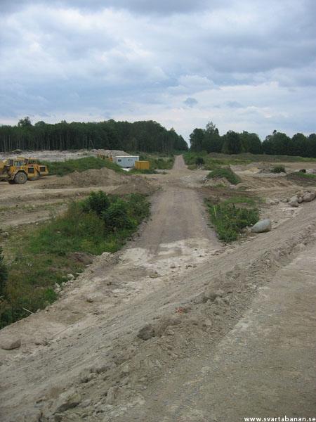 Banvallen mellan Västra Via och Vintrosa den 13 augusti 2006. - klicka för att stänga rutan