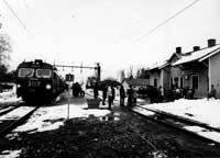 Elmotorvagnarna X10 3117 och 3127 i Fjugesta med »Örebro–Svartå« som destination den 23 mars 1985. - klicka för att förstora