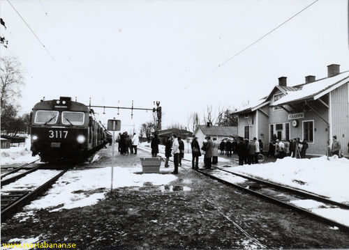 Elmotorvagnarna X10 3117 och 3127 i Fjugesta med »Örebro–Svartå« som destination den 23 mars 1985. - klicka för att förstora Elmotorvagnarna X10 3117 och 3127 i Fjugesta med »Örebro–Svartå« som destination den 23 mars 1985. - klicka för att förstora