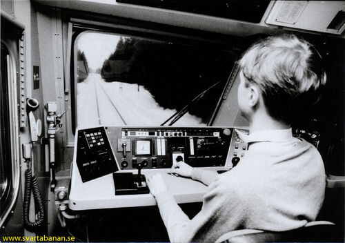 Interiörbild från en elmotorvagn litt X10 på Svartåbanan den 23 mars 1985. - klicka för att förstora Interiörbild från en elmotorvagn litt X10 på Svartåbanan den 23 mars 1985. - klicka för att förstora