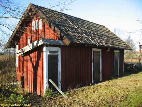 Lindbacka banvaktstugas uthus den 14 november 2004. - klicka för att förstora Lindbacka banvaktstugas uthus den 14 november 2004. - klicka för att förstora