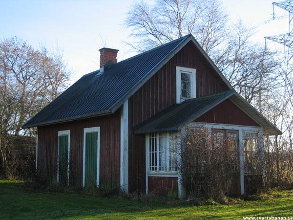 Gräveby banvaktstugas uthus den 14 november 2004. - klicka för att stänga rutan