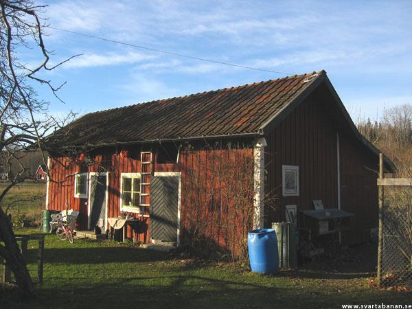 Holmstorp banvaktstugas uthus den 14 november 2004. - klicka för att stänga rutan