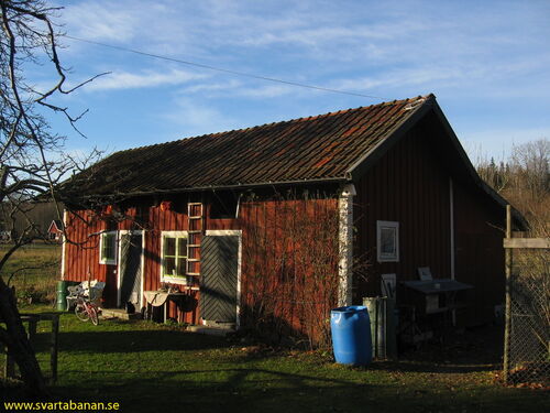 Holmstorp banvaktstugas uthus den 14 november 2004. - klicka för att förstora