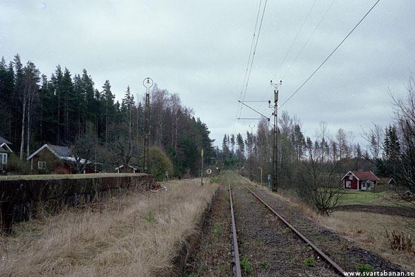 Bangården i Dormen sedd i riktning mot Mullhyttemo den 11 april 1990.  - klicka för att stänga rutan