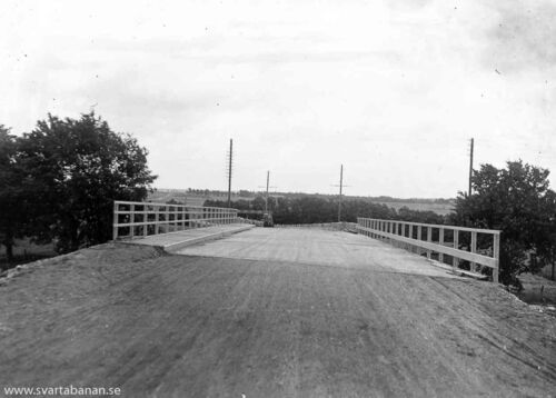 Landsvägsbron vid Västra Via sedd från körbanan. - klicka för att förstora Landsvägsbron vid Västra Via sedd från körbanan. - klicka för att förstora