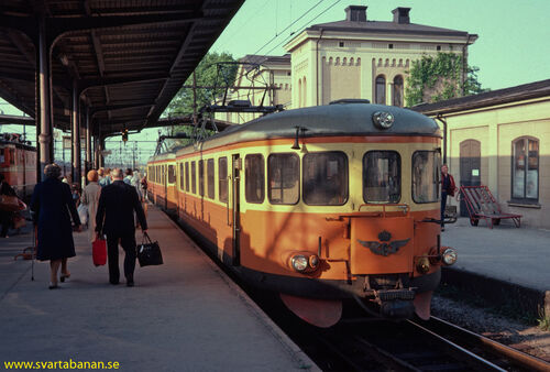 Elmotorvagnarna X16 980 och 981 på Örebro C den 29 maj 1981. - klicka för att förstora
