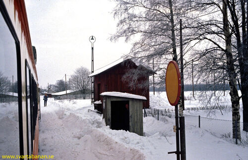 Gräveby hållplatskur, godsmagasin och påstigningstavla den 16 februari 1985. - klicka för att förstora Gräveby hållplatskur, godsmagasin och påstigningstavla den 16 februari 1985. - klicka för att förstora