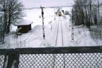 Elmotorvagnar på väg in mot Östertysslinge hållplats den 16 februari 1985. - klicka för att förstora