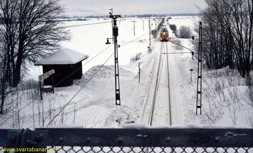 Elmotorvagnar på väg in mot Östertysslinge hållplats den 16 februari 1985. - klicka för att förstora Elmotorvagnar på väg in mot Östertysslinge hållplats den 16 februari 1985. - klicka för att förstora