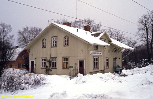 Latorpsbruk stationshus den 16 februari 1985. - klicka för att förstora Latorpsbruk stationshus den 16 februari 1985. - klicka för att förstora