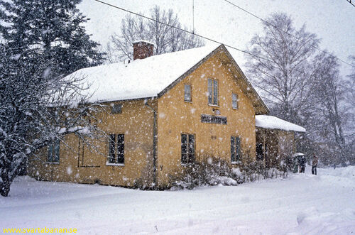 Mullhyttemo stationshus i snöfall den 16 februari 1985. - klicka för att förstora Mullhyttemo stationshus i snöfall den 16 februari 1985. - klicka för att förstora